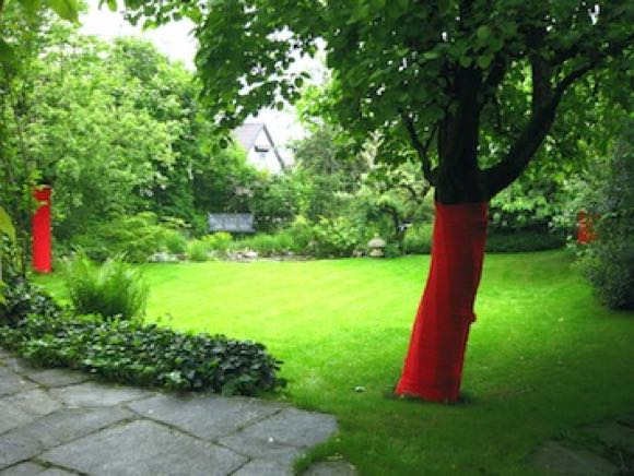 2010_2_Soft Cover_Textile bandages on apple tree_quince tree_gARTen_Kunstintervention in Binninger Gärten_180a