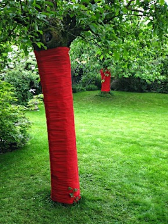 2010_6_Soft Cover_Textile bandages on apple tree_quince tree_gARTen_Kunstintervention in Binninger Gärten_180a