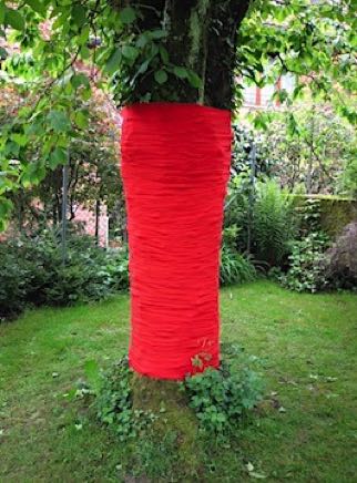 2010_8_Soft Cover_Textile bandages on apple tree_quince tree_gARTen_Kunstintervention in Binninger Gärten_180a