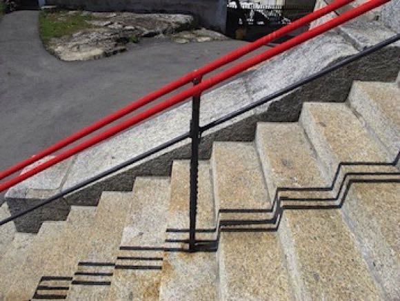 2015_20_Le Fil Rouge_Textile bandages on handrail_ArtEdifice_Eglise à Villars-le -Terroir_180a