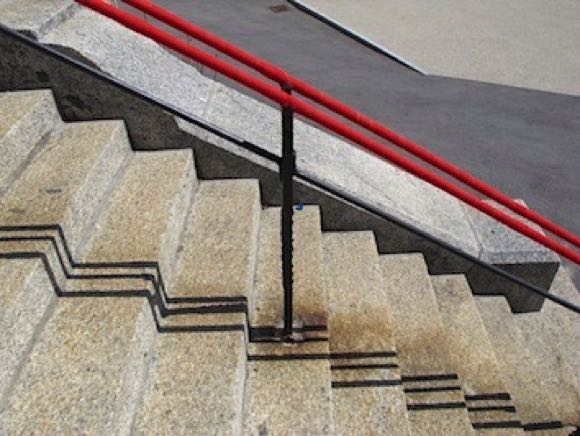 2015_22_Le Fil Rouge_Textile bandages on handrail_ArtEdifice_Eglise à Villars-le -Terroir_180a