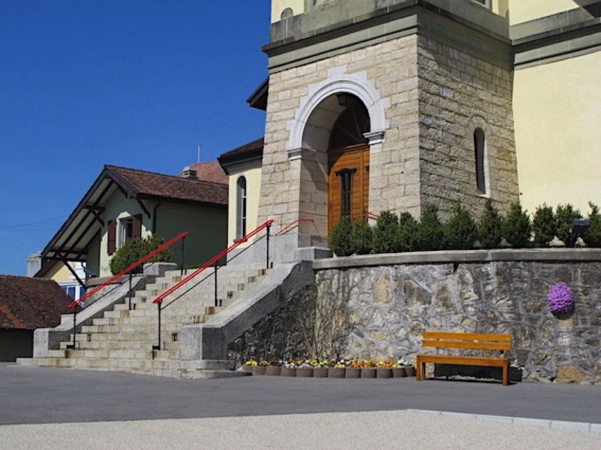 2015_9_Le Fil Rouge_Textile bandages on handrail_ArtEdifice_Eglise à Villars-le -Terroir_180a